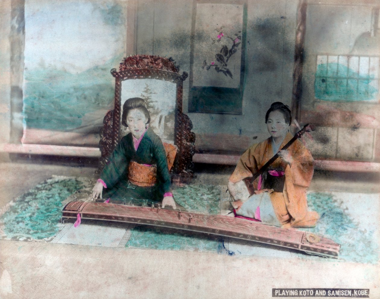 Japanilainen musiikki: naiset soittavat Kotoa ja Samisenia, Kobe, Japani tekijältä Unbekannt