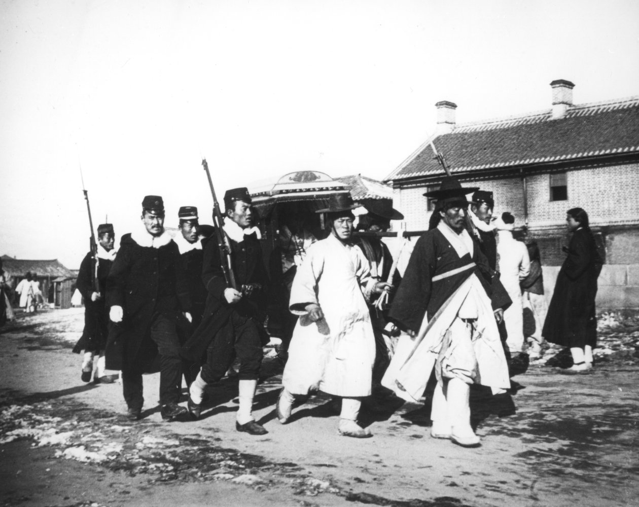 Japanilainen virkamies sotilaiden saattajan kanssa, Korea, c1900 tekijältä Unbekannt