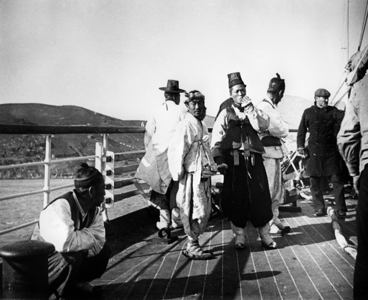 Japanilaisia virkamiehiä laivalla, Korea, 1900 tekijältä Unbekannt