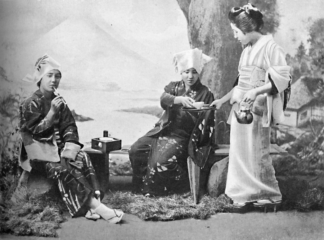 Japanilaiset talonpoikaistytöt juomassa teetä tienvarsilevolla, 1902 tekijältä Unbekannt
