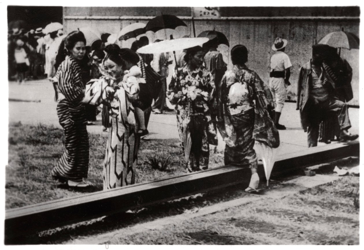 Japanilaisia naisia Zeppelin-hangaarissa, Kasumigaura, Japani, 1929 1933 tekijältä Unbekannt
