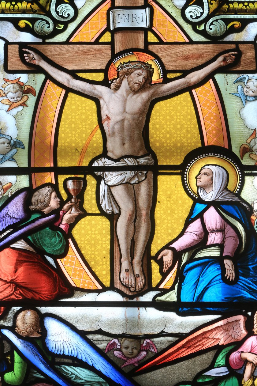 Jeesus Kristus ristillä. Lasimaalaus. Neitsyt Marian pyhäkkö la Salettessa, La Salette-Fallavaux, Ranska tekijältä Unbekannt