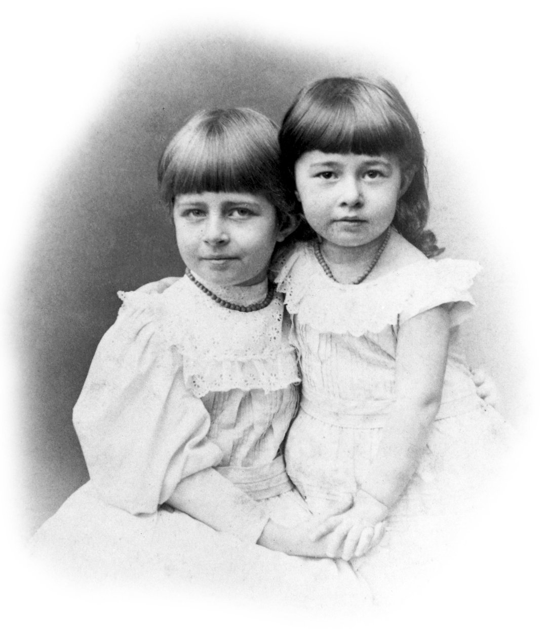 Johanne ja Matilda Hertz, Heirnrich ja Elizabeth Hertzin tyttäret, n. 1889 tekijältä Unbekannt