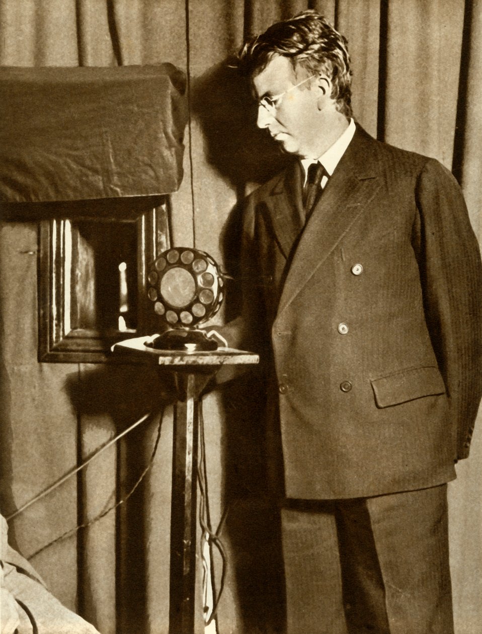 John Logie Baird katsomassa ensimmäistä näytelmää, joka esitetään televisiossa, 14. heinäkuuta 1930, 1935. tekijältä Unbekannt