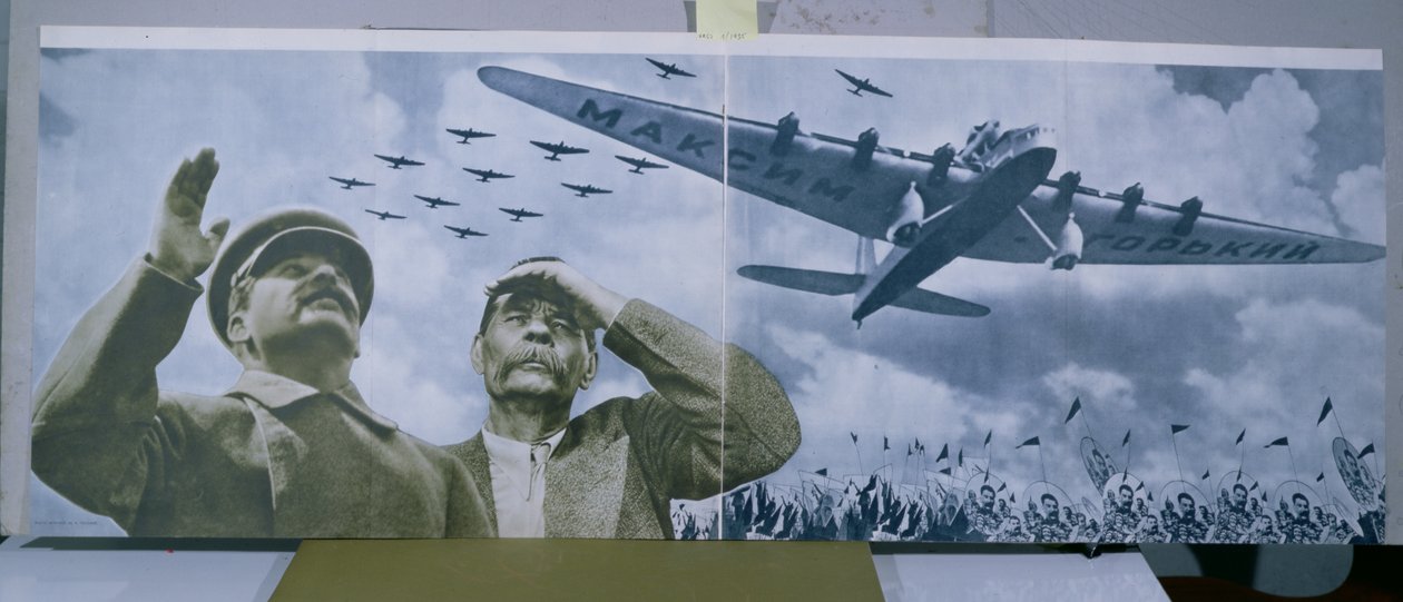 Josif Stalin (1879-1953) ja Maksim Gorki (1868-1936) tarkkailemassa kirjailijan nimeä kantavaa lentokonetta, kuva julkaisusta "L.U.R.R.S. en construction