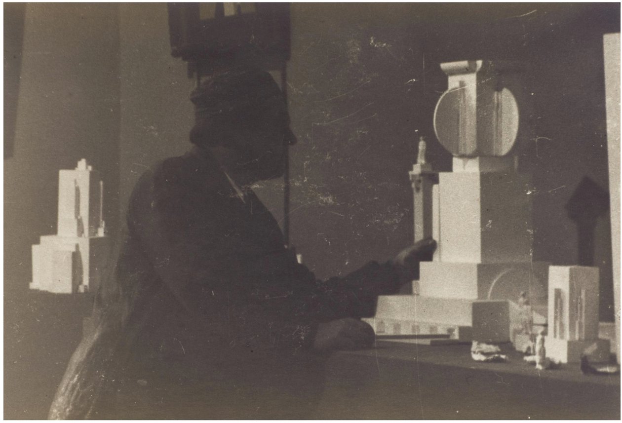 Kazimir Malevich studiossaan tekijältä Unbekannt