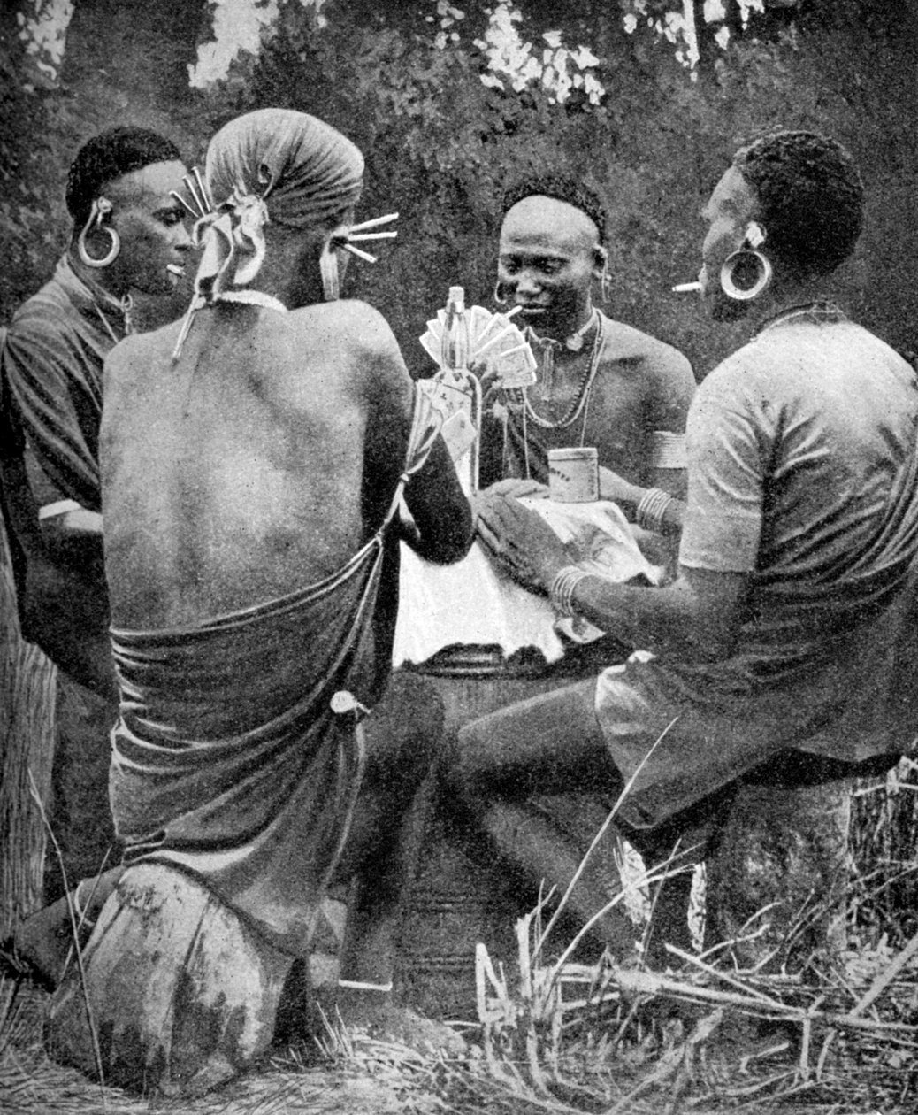 Kenialaiset miehet pelaavat korttia, 1922 tekijältä Unbekannt