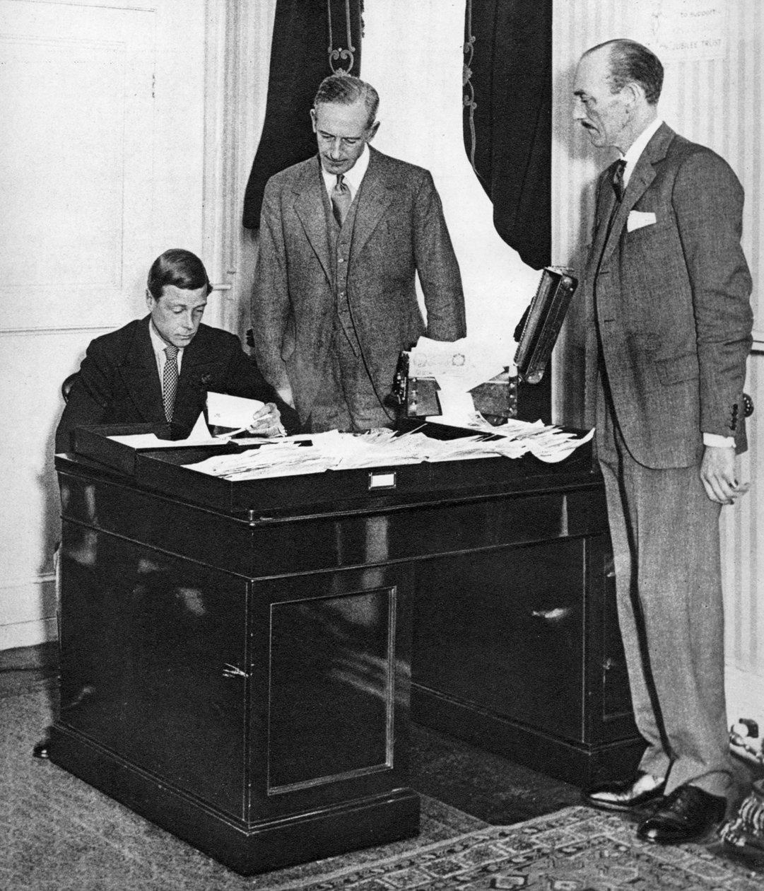 Kuningas Edward VIII työskenteli henkilökuntansa kanssa St Jamesin palatsissa Lontoossa, 1936 tekijältä Unbekannt