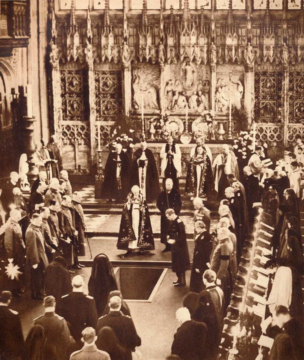 Kuningas Edward VIII ripottelee maata isänsä arkun päälle, 1936. tekijältä Unbekannt
