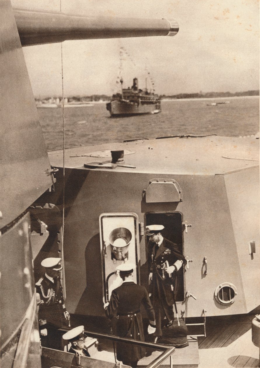 Kuningas Yrjö VI H.M.S. Southamptonin tykkitornissa, 1937 tekijältä Unbekannt