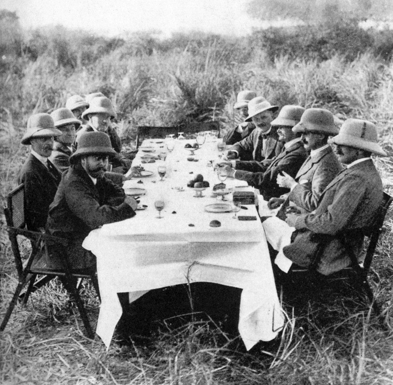 Kuningas Yrjö V 1865-1936 lounaalla tiikerinmetsästyksen jälkeen Nepalissa, 1911 1936 tekijältä Unbekannt
