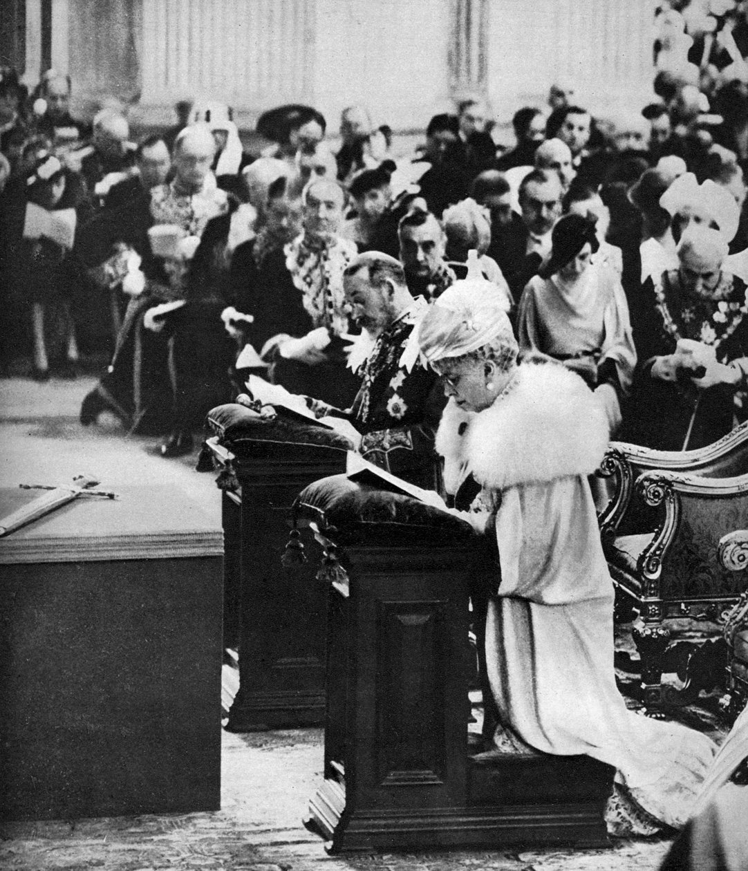 Kuningas Yrjö V ja kuningatar Maria St Paulin katedraalissa, hopeisen juhlavuoden kiitosjumalanpalvelus, 1935 tekijältä Unbekannt