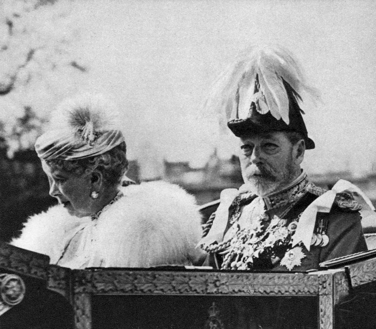 Kuningas Yrjö V ja kuningatar Maria matkalla Pyhän Paavalin katedraaliin, hopeinen juhlavuosi, 1935 tekijältä Unbekannt