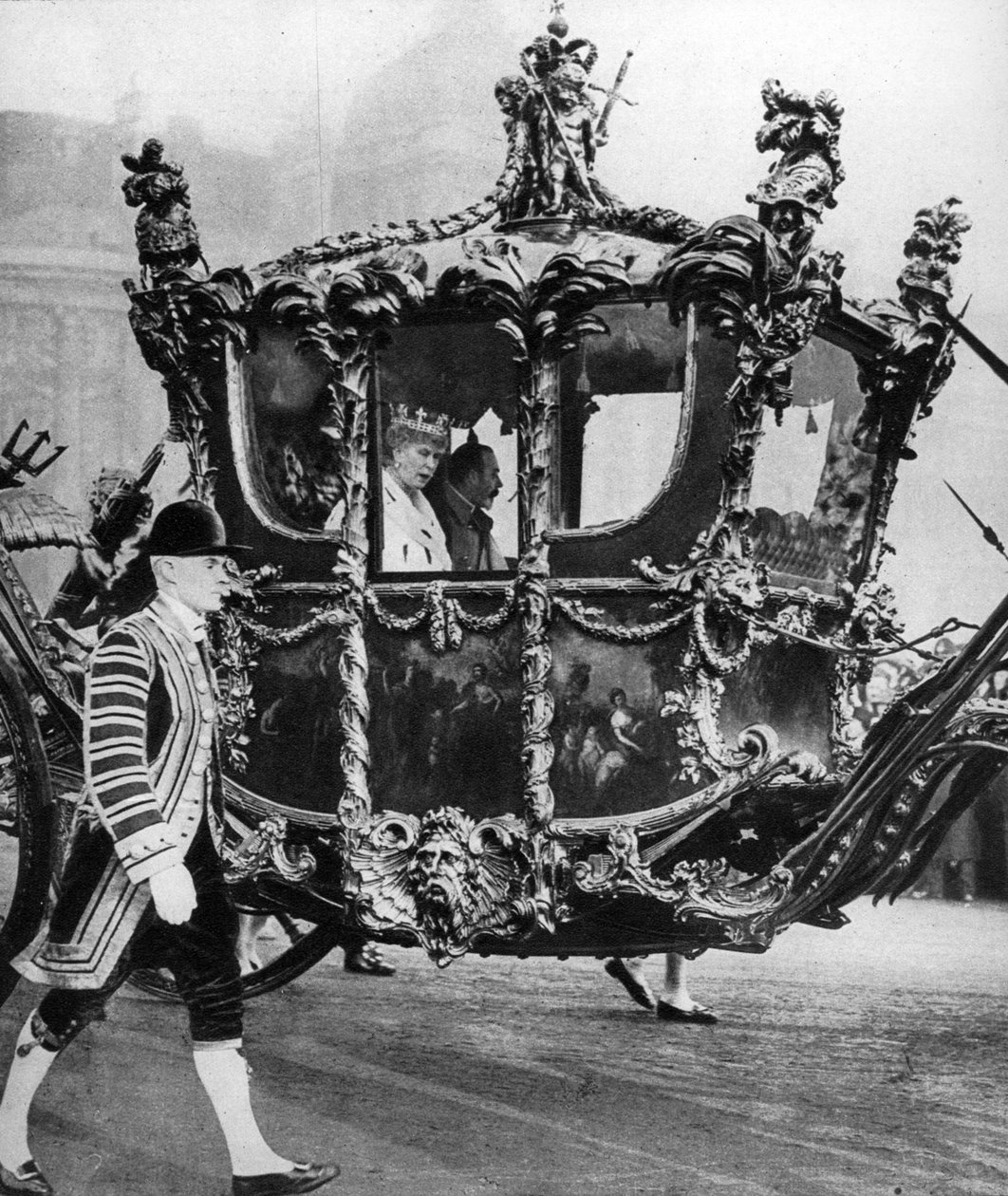 Kuningas Yrjö V ja kuningatar Maria matkalla parlamentin avajaisiin, 1930-luku tekijältä Unbekannt