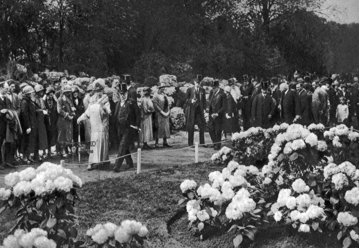 Kuningas Yrjö V ja kuningatar Mary vierailevat vuotuisessa kevätkukkanäyttelyssä Lontoon Chelseassa 1926-1927 tekijältä Unbekannt