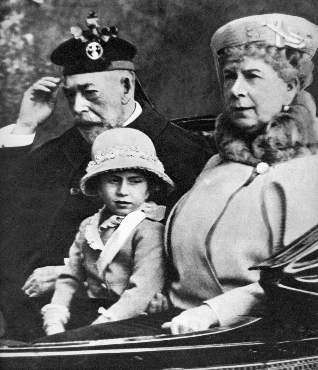 Kuningas Yrjö V ja kuningatar Maria prinsessa Margaretin kanssa ajamassa kirkkoon, Balmoral, 1930-luku tekijältä Unbekannt