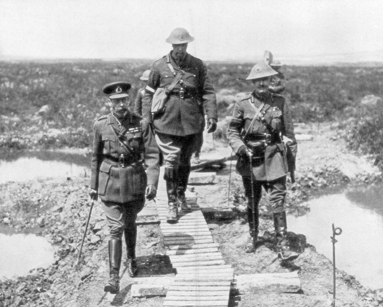 Kuningas George V ja Kanadan kenraali Currie katselevat valloitettua maata Vimyssä ja Messinesissä, 1917 tekijältä Unbekannt