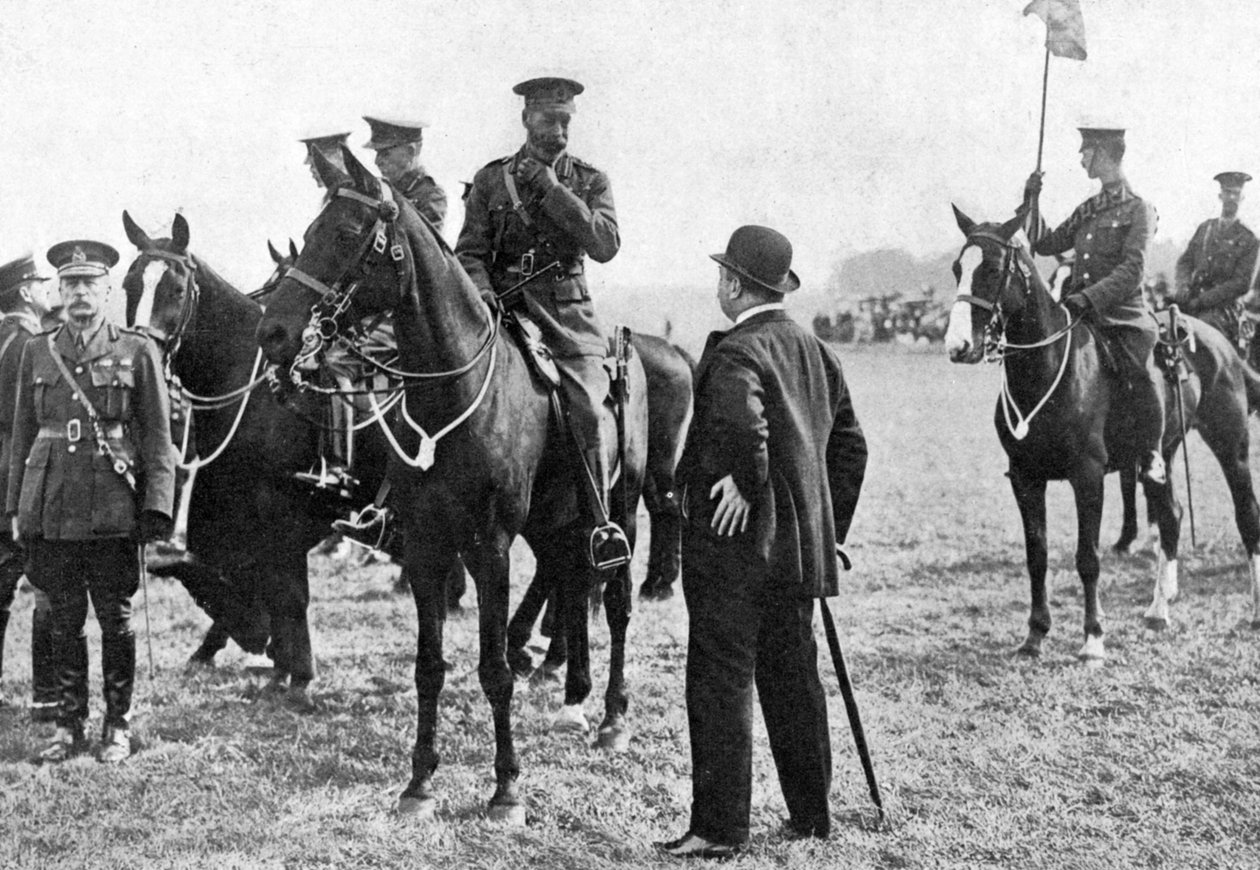 Kuningas Yrjö V joukkojen tarkastuksessa Aldershotissa, ensimmäinen maailmansota, 1914-1918, c1920 tekijältä Unbekannt