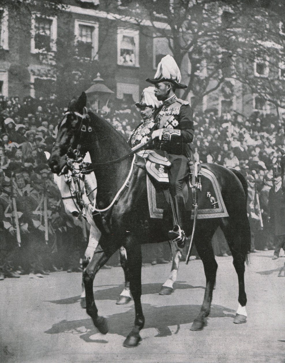 Kuningas Yrjö V isänsä kuningas Edward VII:n hautajaisissa Lontoossa 20. toukokuuta 1910. tekijältä Unbekannt