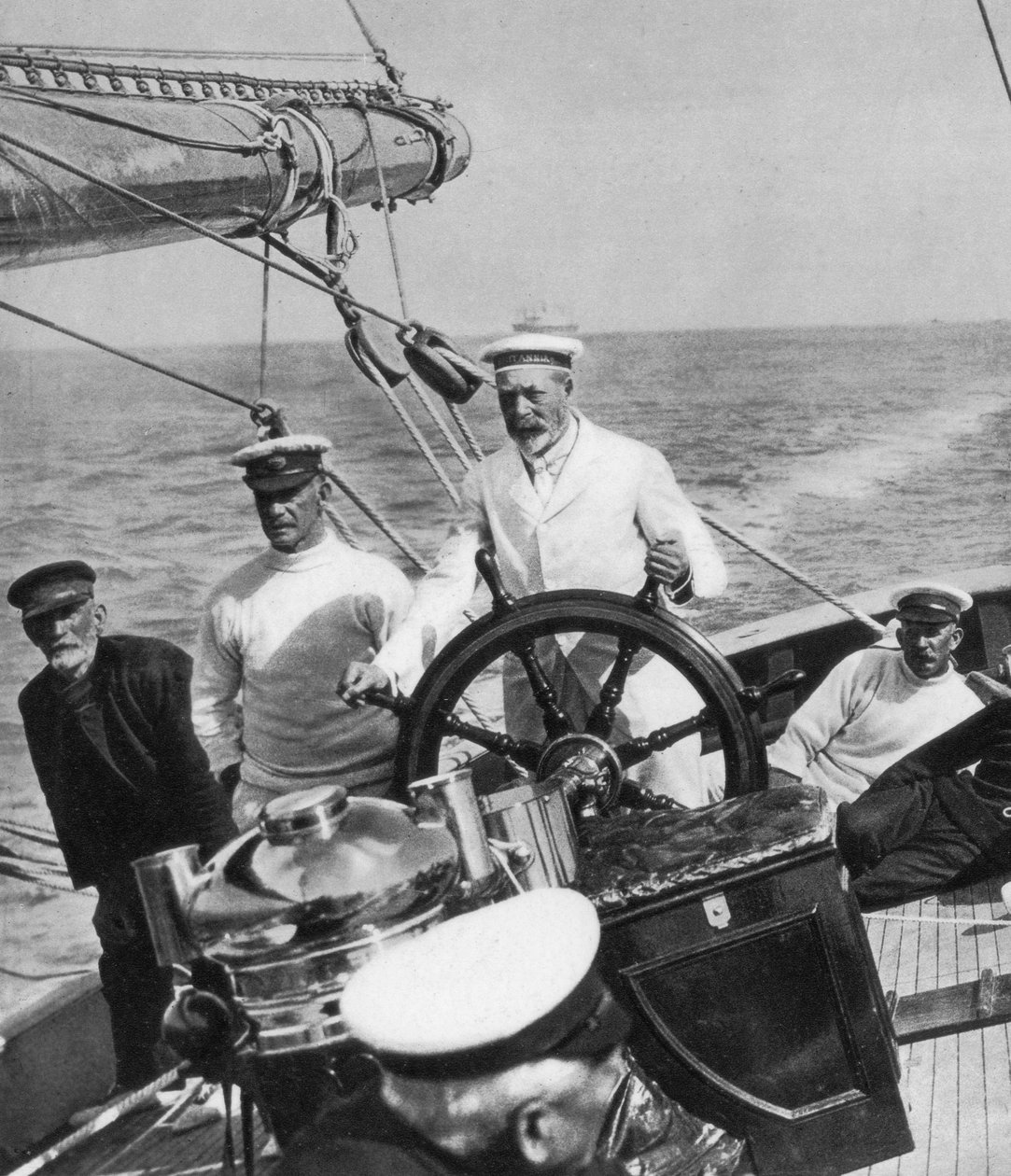 Kuningas Yrjö V Britannia-jahtinsa ruorissa, 1930-luku tekijältä Unbekannt