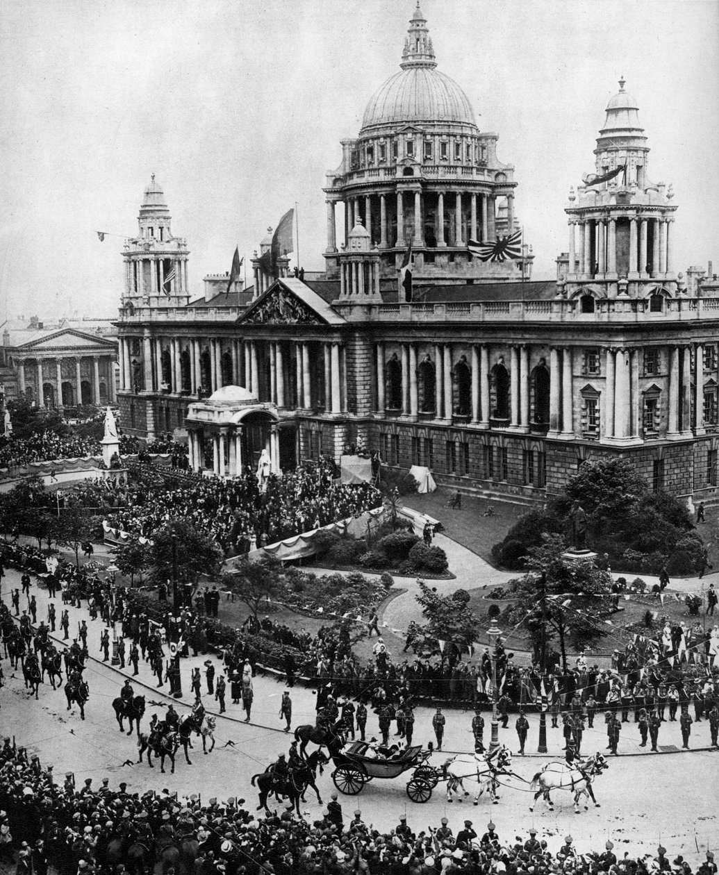Kuningas Yrjö V ajaa avaamaan ensimmäistä Ulsterin parlamenttia Belfastissa, 1921, 1935 tekijältä Unbekannt