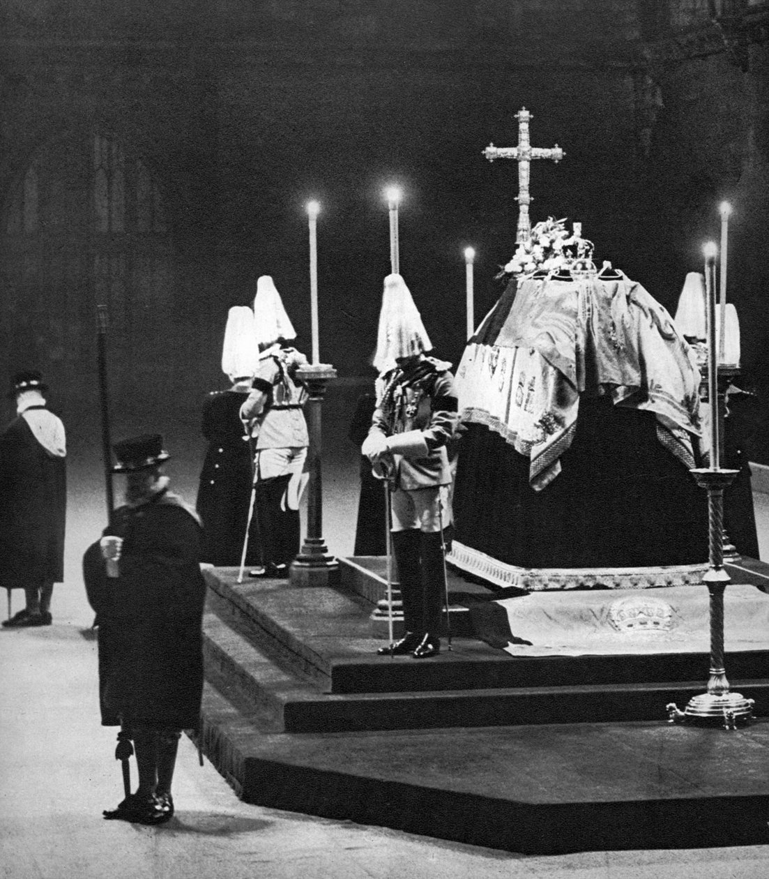 Kuningas Yrjö V makaa osavaltiossa Westminster Hallissa Lontoossa tammikuussa 1936 tekijältä Unbekannt