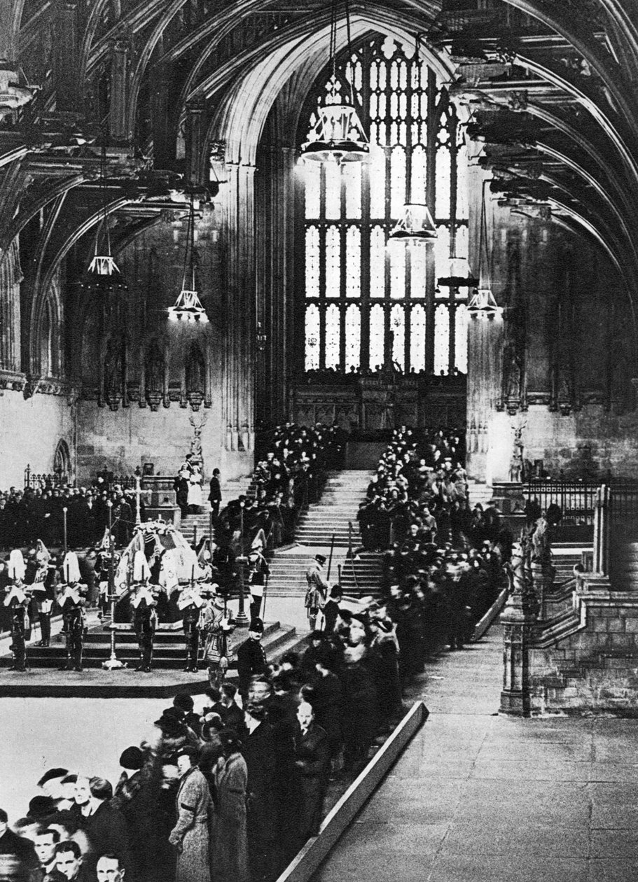 Kuningas Yrjö V makaa osavaltiossa Westminster Hallissa Lontoossa tammikuussa 1936 tekijältä Unbekannt