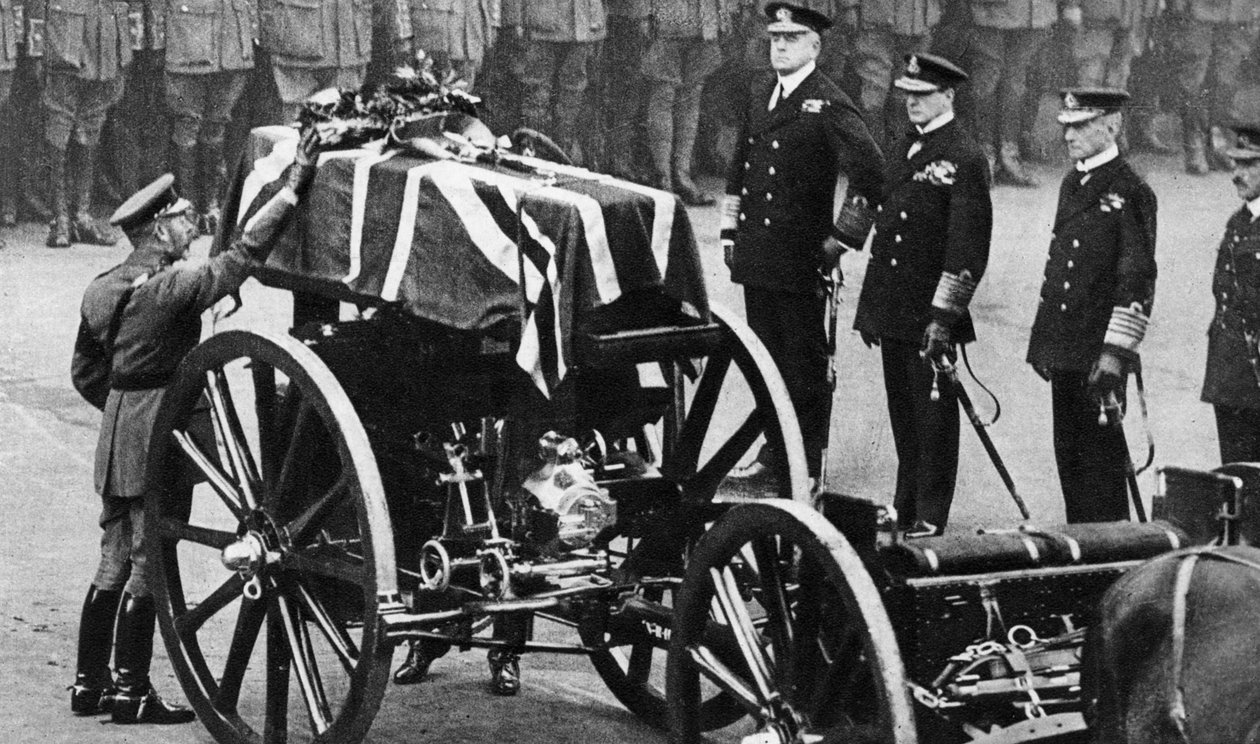 Kuningas Yrjö V asettaa seppeleen tuntemattoman sotilaan arkkuun, Whitehall, Lontoo, 1930-luku tekijältä Unbekannt