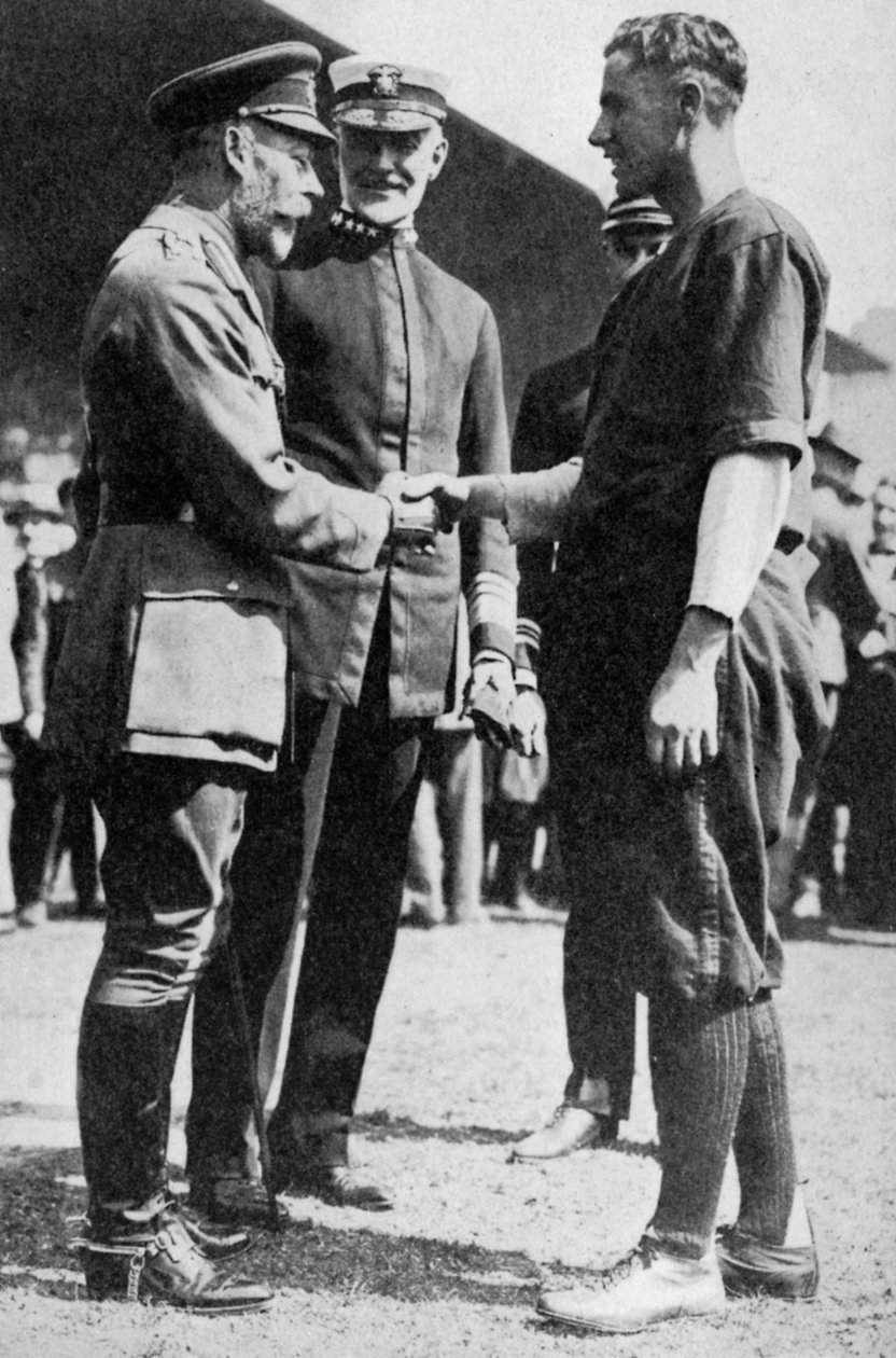 Kuningas George V vastaanottaa baseballia pelanneen amerikkalaisen sotilaan, n. 1910-luku 1936 tekijältä Unbekannt