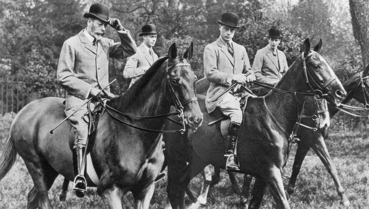 Kuningas George V ratsastaa Windsor Great Parkissa poikiensa kanssa, 1930-luku tekijältä Unbekannt