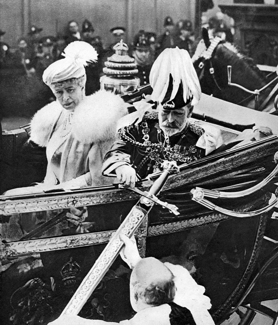 Kuningas Yrjö V koskettaa Citys Swordia Temple Barissa Lontoossa 1930-luvulla tekijältä Unbekannt
