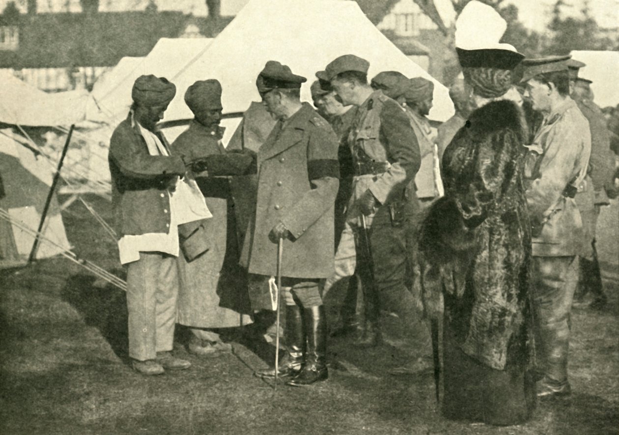 Kuningas Yrjö ja kuningatar Mary vierailevat haavoittuneiden sotilaiden luona, Ensimmäinen maailmansota, 1915, c1920. tekijältä Unbekannt