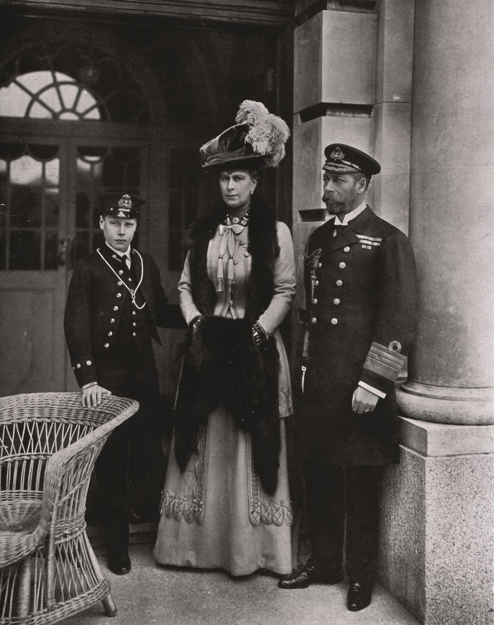 Kuningas George ja kuningatar Mary poikansa prinssi Edwardin kanssa toukokuussa 1910. tekijältä Unbekannt