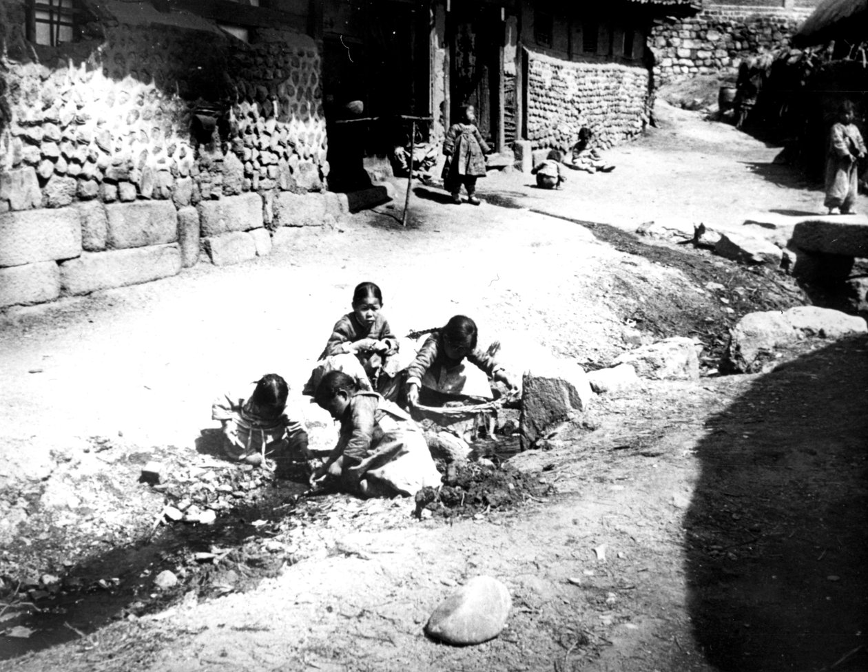Korealaisia lapsia kadulla, Nam San, Korea, 1900 tekijältä Unbekannt