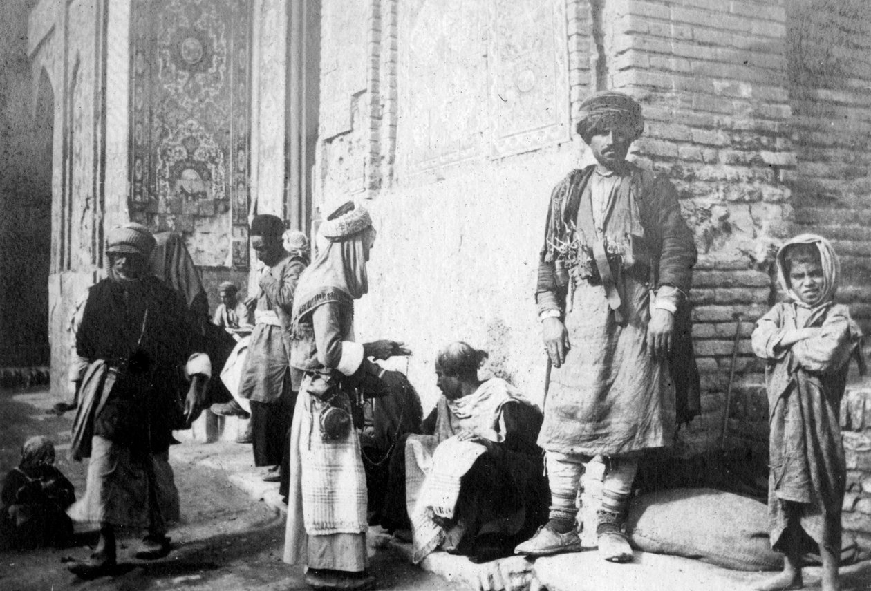 Kurdiparturi, Kazimain-moskeijan ulkopuolella, Irak, 1917-1919 tekijältä Unbekannt