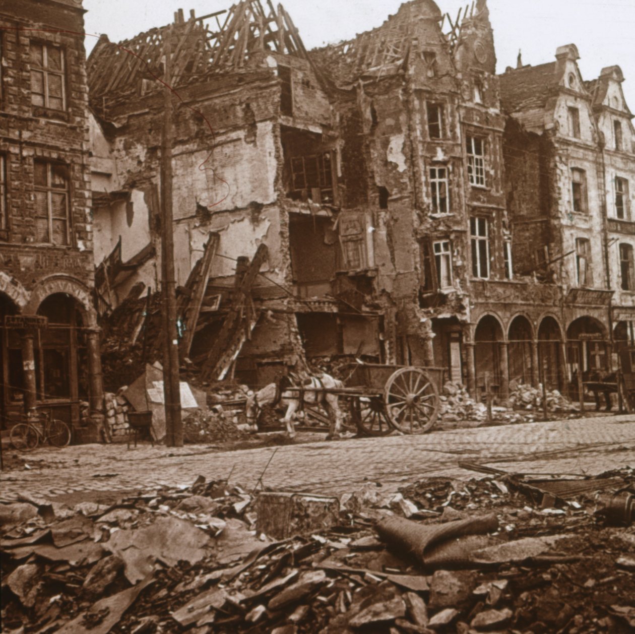 La Petite Place, Arras, Pohjois-Ranska, c1914-c1918 tekijältä Unbekannt