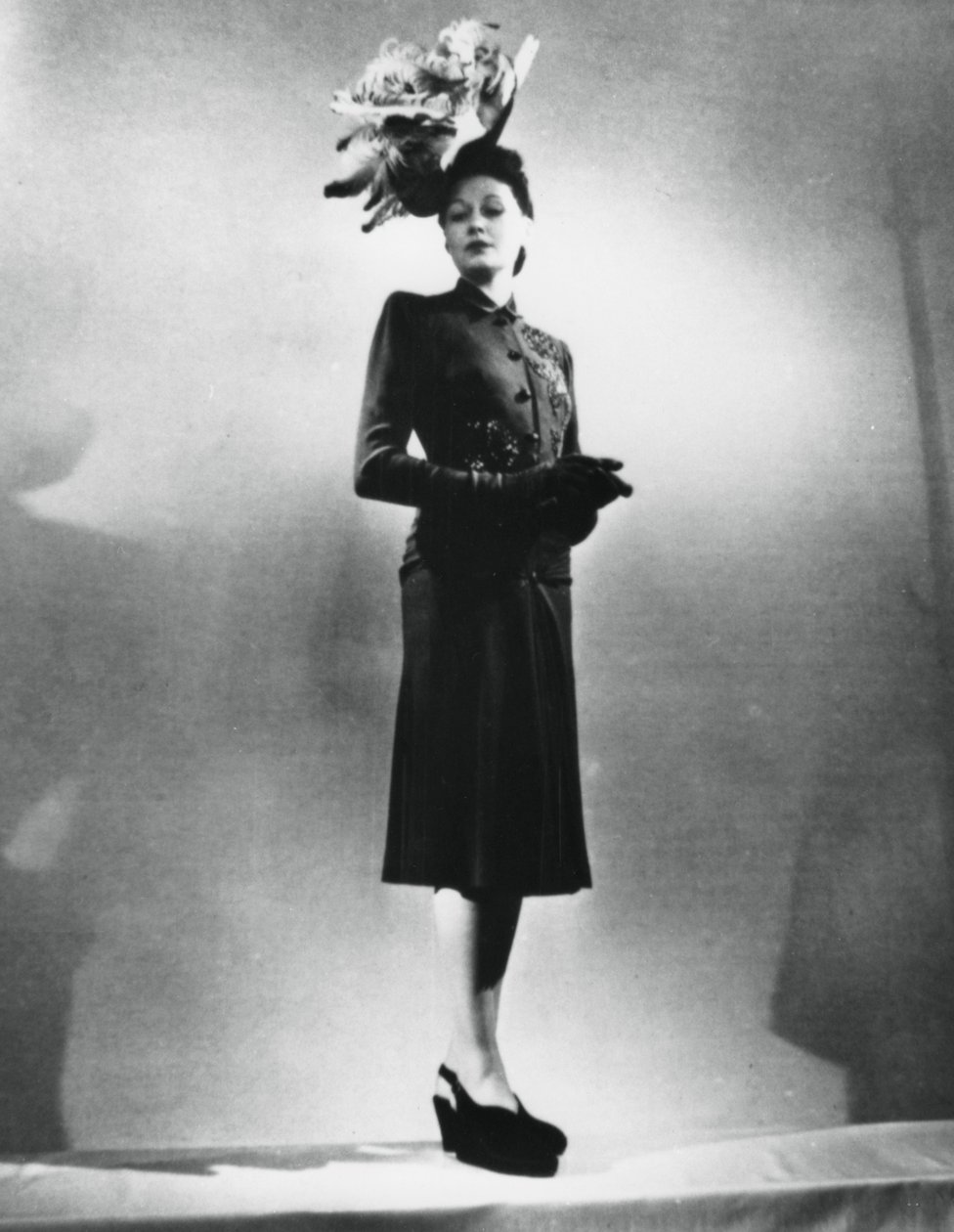 La femme chic, ranskalaisen muotisuunnittelijan Jacques Fathin asu, Pariisi, tammikuu 1943 tekijältä Unbekannt
