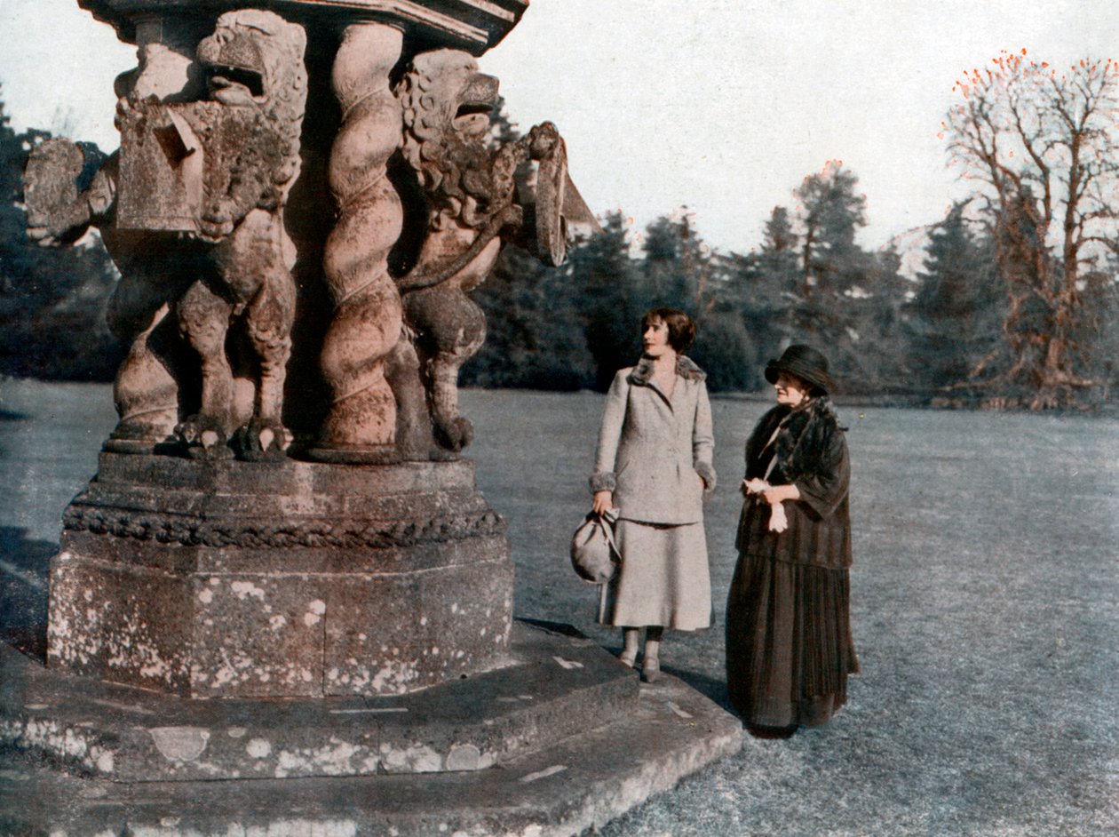 Lady Elizabeth Bowes-Lyon ja Strathmoren kreivitär, Glamis Castle, Skotlanti, 1923 tekijältä Unbekannt