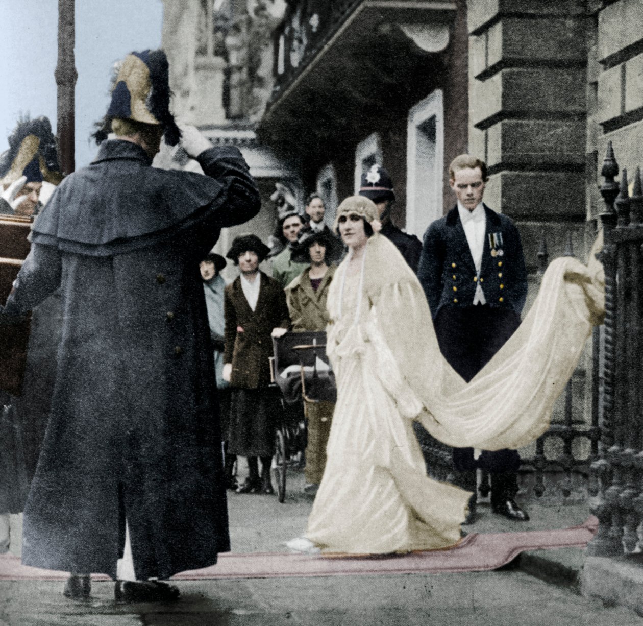 Lady Elizabeth Bowes-Lyon matkalla naimisiin Westminster Abbeyssa, 26. huhtikuuta 1923, 1937 tekijältä Unbekannt