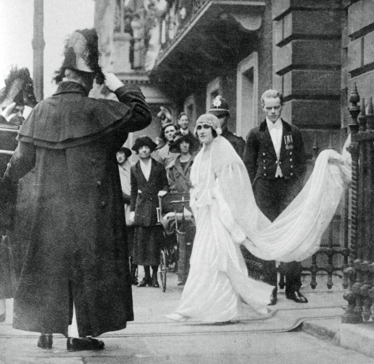 Lady Elizabeth Bowes-Lyon matkalla naimisiin Westminster Abbeyssa, 26. huhtikuuta 1923, 1937 tekijältä Unbekannt