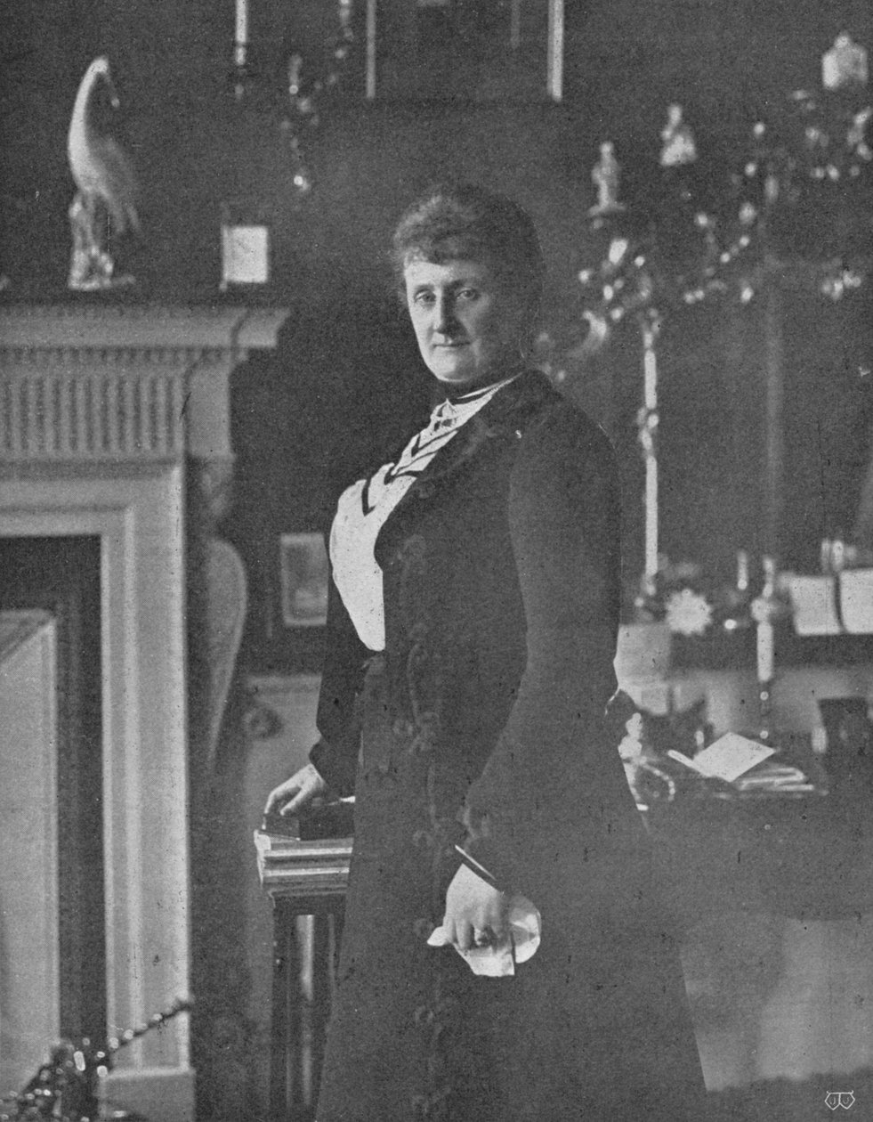 Lady Lansdowne kirjoituspöytänsä ääressä, c1903, 1903 tekijältä Unbekannt