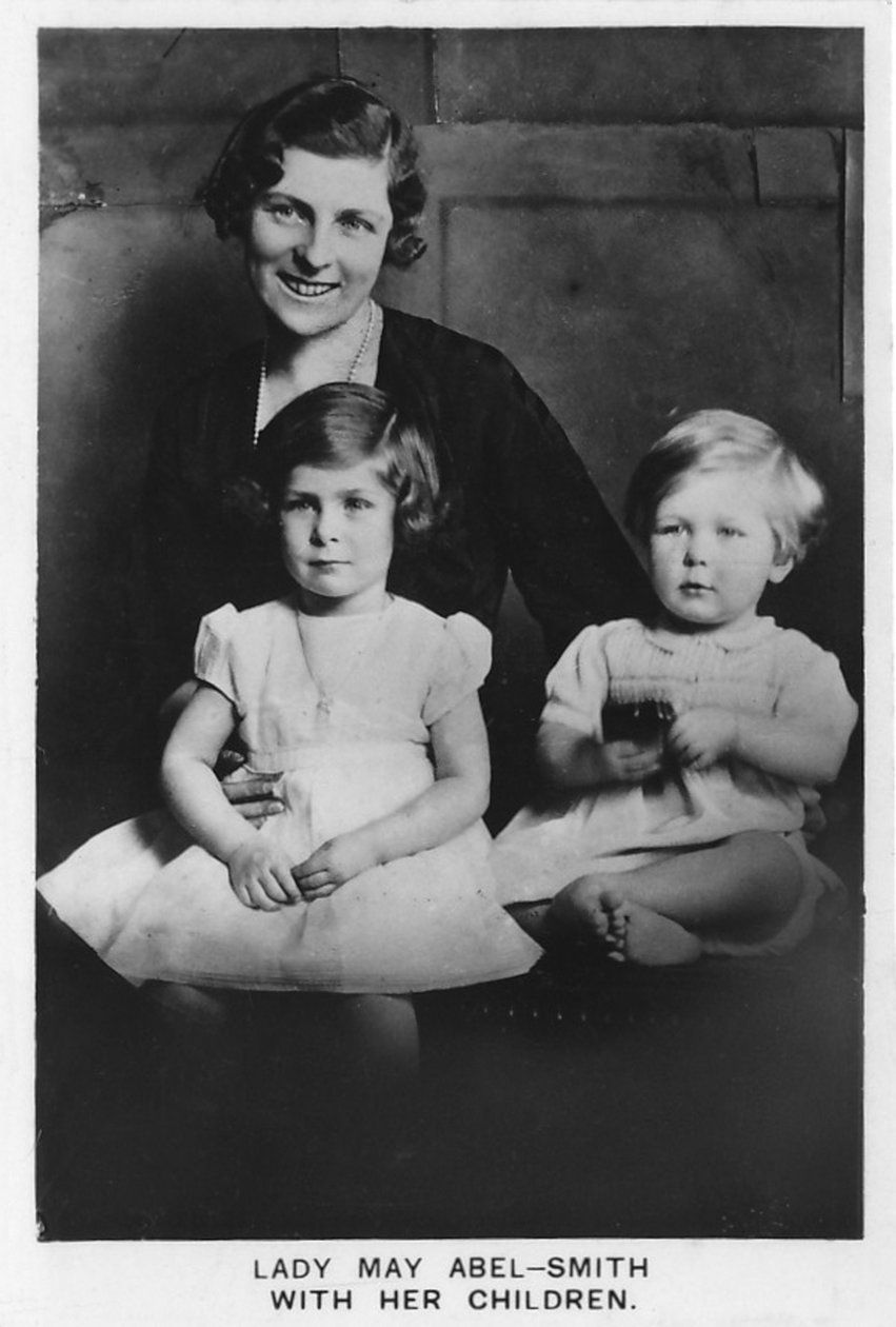 Lady May Abel-Smith lastensa kanssa, 1937 tekijältä Unbekannt