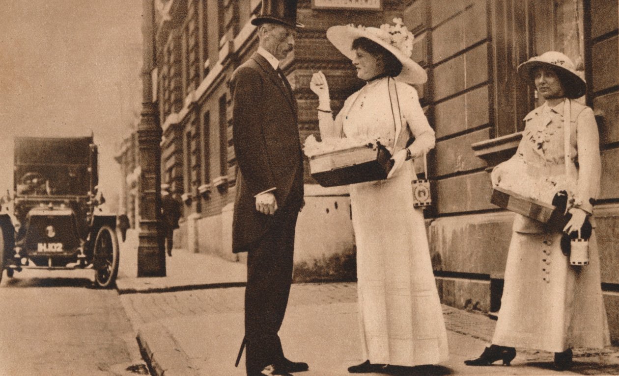 Lady Pilkington myy ruusuja Alexandra Rose -päivän ensimmäisenä vuosipäivänä 25. kesäkuuta 1913 1935 tekijältä Unbekannt
