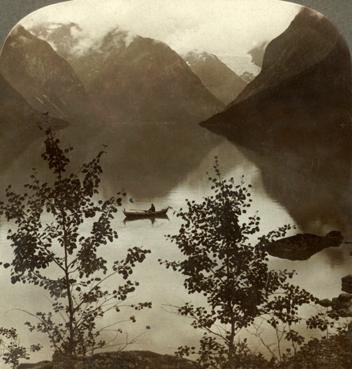 Loen-järvi – jäätiköiden ruokkima pilvihuippujen vuoristorannoilla – Norja, 1905. tekijältä Unbekannt