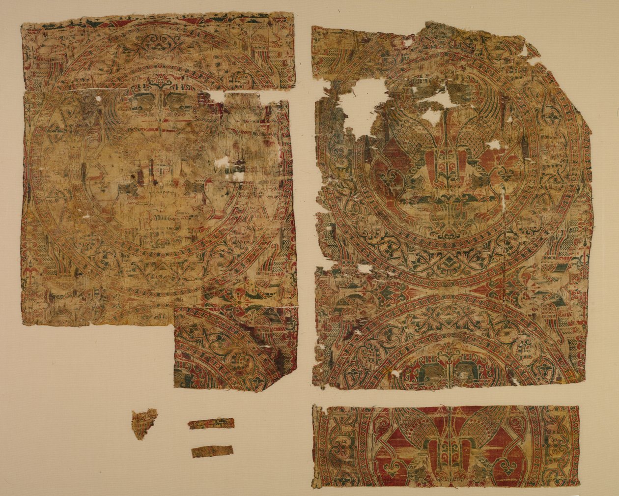 Lampat, joissa on vastakkain olevia sfinksejä pyörteissä, Saint Bernard Calvon haudasta, 1200-1243. tekijältä Unbekannt