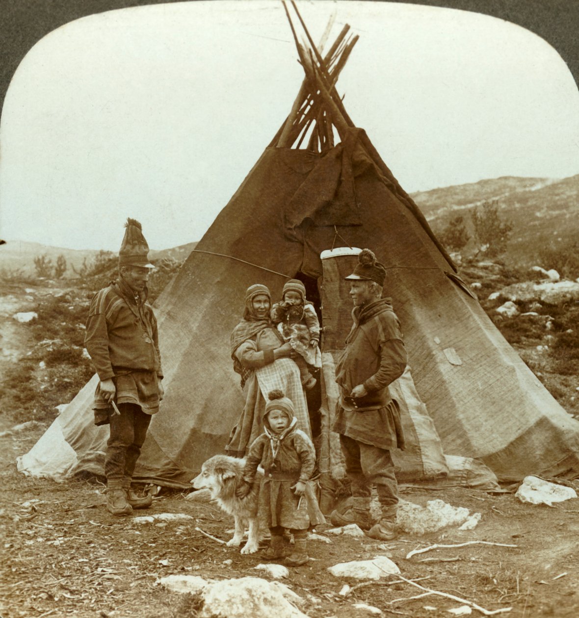 Lapin perhe ja rekikoira - kesäkodin ulkopuolella - rinteessä Norjassa, 1905. tekijältä Unbekannt