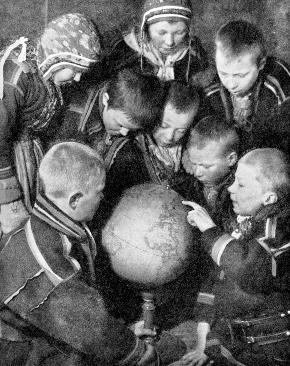 Lapin lapset katsomassa maapalloa, 1936 tekijältä Unbekannt