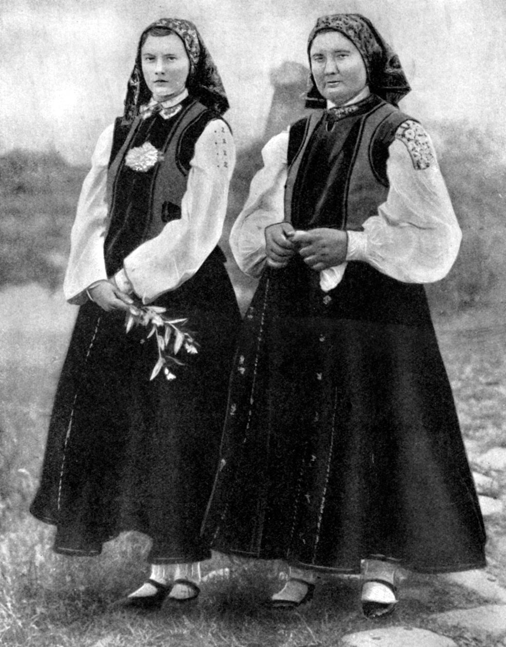 Latvialaiset naiset perinteisissä asuissa, 1936 tekijältä Unbekannt