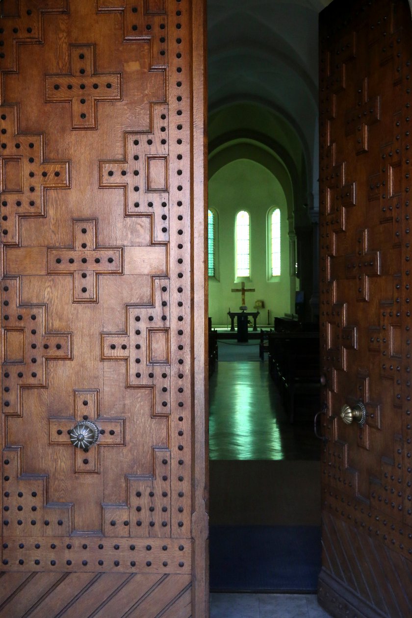 Le Plantay, Ain, Ranska - Notre-Dame des Dombesin luostari. Kirkon pääovi. tekijältä Unbekannt
