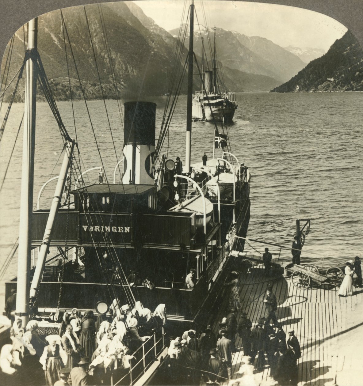 Lähdemme Oddesta retkelle alas viehättävää vuoristoseinämää Sorfjordia, Norja, 1905. tekijältä Unbekannt